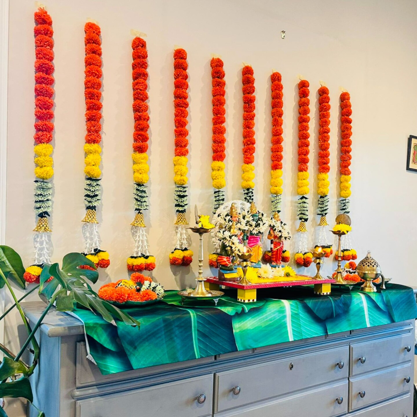 2 Strings Artificial Marigold Flowers Garland for Home, Party Door Hanging Diwali Decorations Day of the Dead Dia De Los Muertos Ofrenda Halloween Marygold Traditional Indian Theme Decor