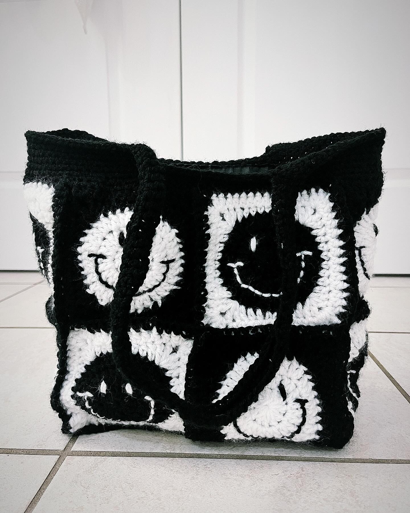 バッグ smile Crochet smiley bag | MakerPlace by Michaels
