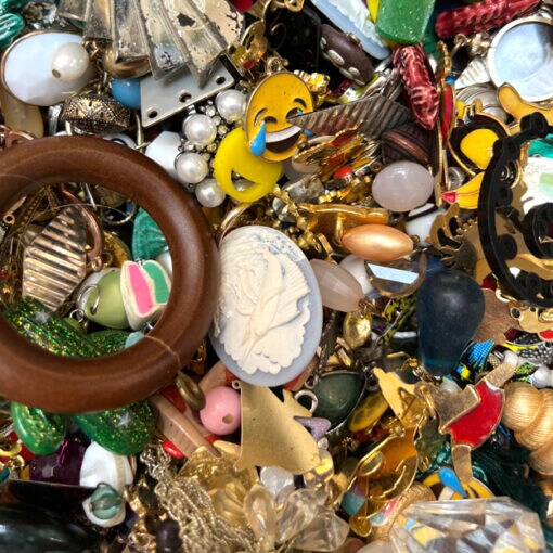 1/2lb Mystery Treasure Mix ~ Plastic, Glass, Enamel and More (Beads, Charms, Pendants and Junk)(1/2LB) (P700)