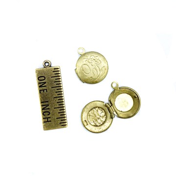 Vintage Raw Brass Circle Locket With Floral Design ~ 13mm X 16mm (4x) (V245)