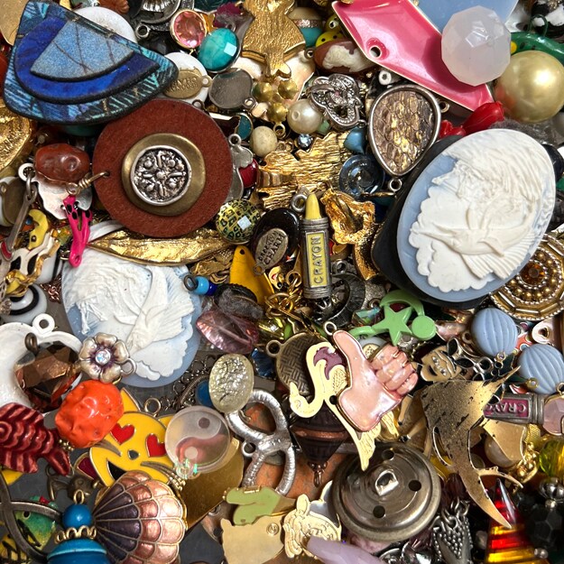 1/2lb Mystery Treasure Mix ~ Plastic, Glass, Enamel and More (Beads, Charms, Pendants and Junk)(1/2LB) (P700)