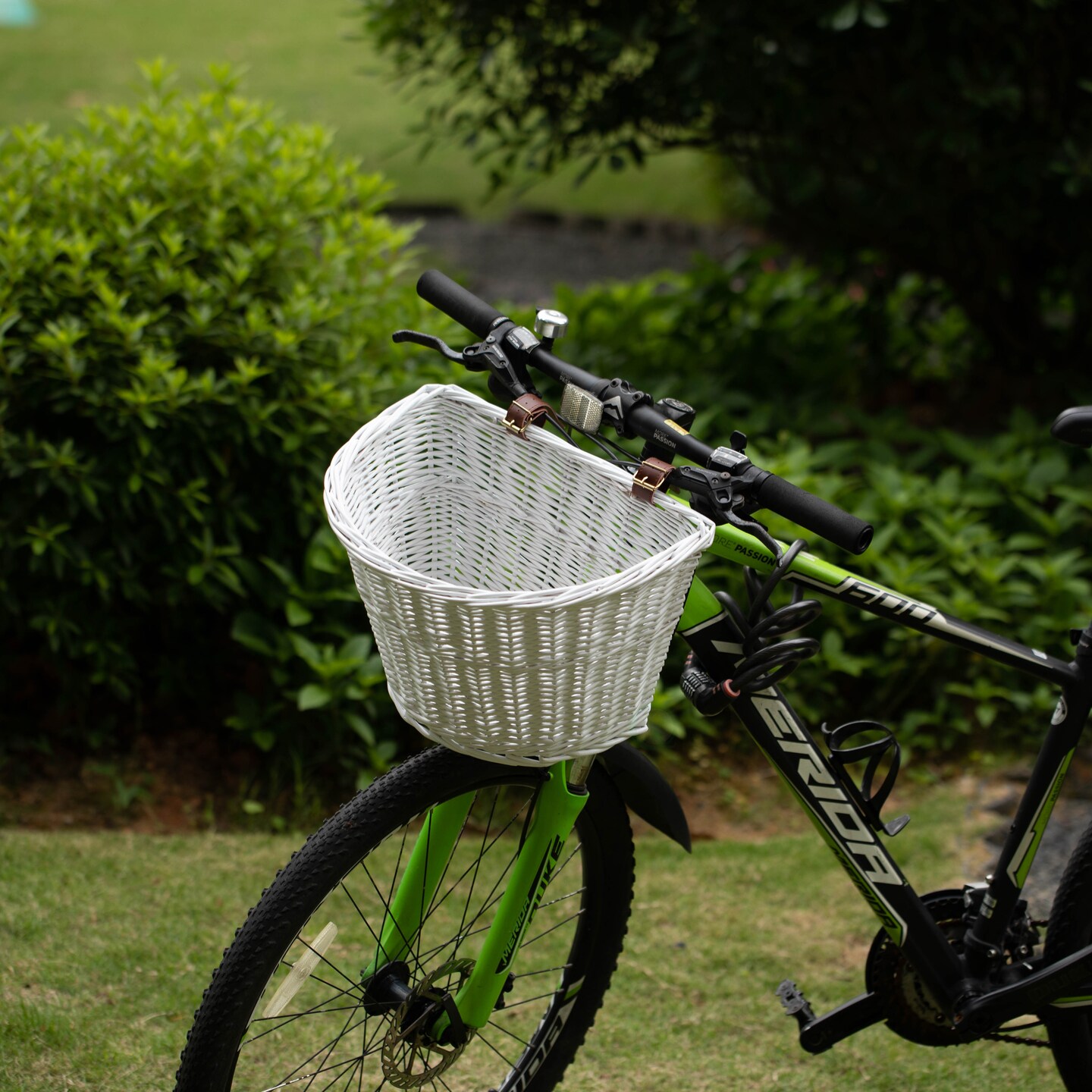 Wicker Front Cargo Bike Basket - Perfect for Riders of All Ages and Genders - for Beach Cruiser, Stationary Bike, E-bike, or Road Bike with Stylish Faux Leather Straps