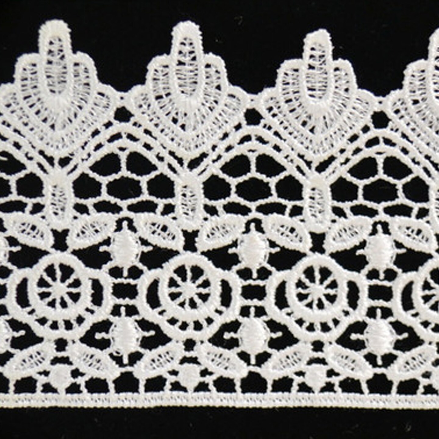 3.5&#x22; x 15 Yards White Venice Lace Trim