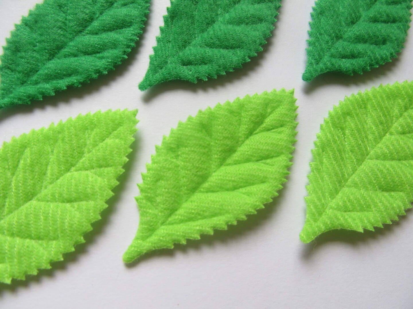 YYCRAFT Pack of 90 Padded 2-Faced Felt Velvet Leaf Appliques/Craft Green