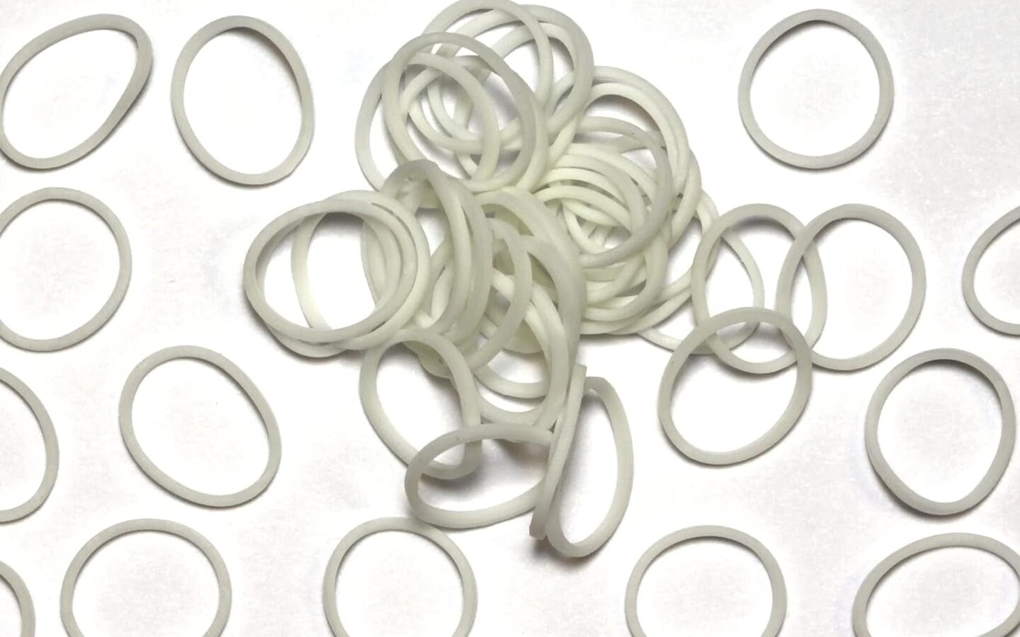 &#xAE; GLOW in the Dark Collection: White Rubber Bands with 24 C-Clips (600 Count)