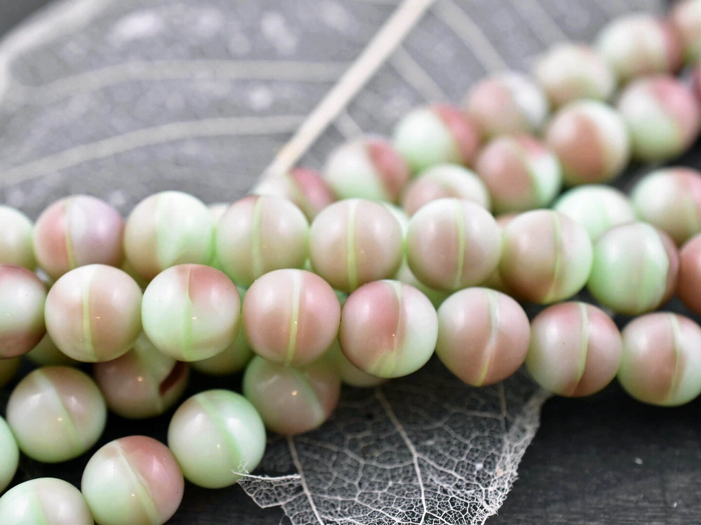 *15* 10mm Cranberry Mint Round Druk Beads