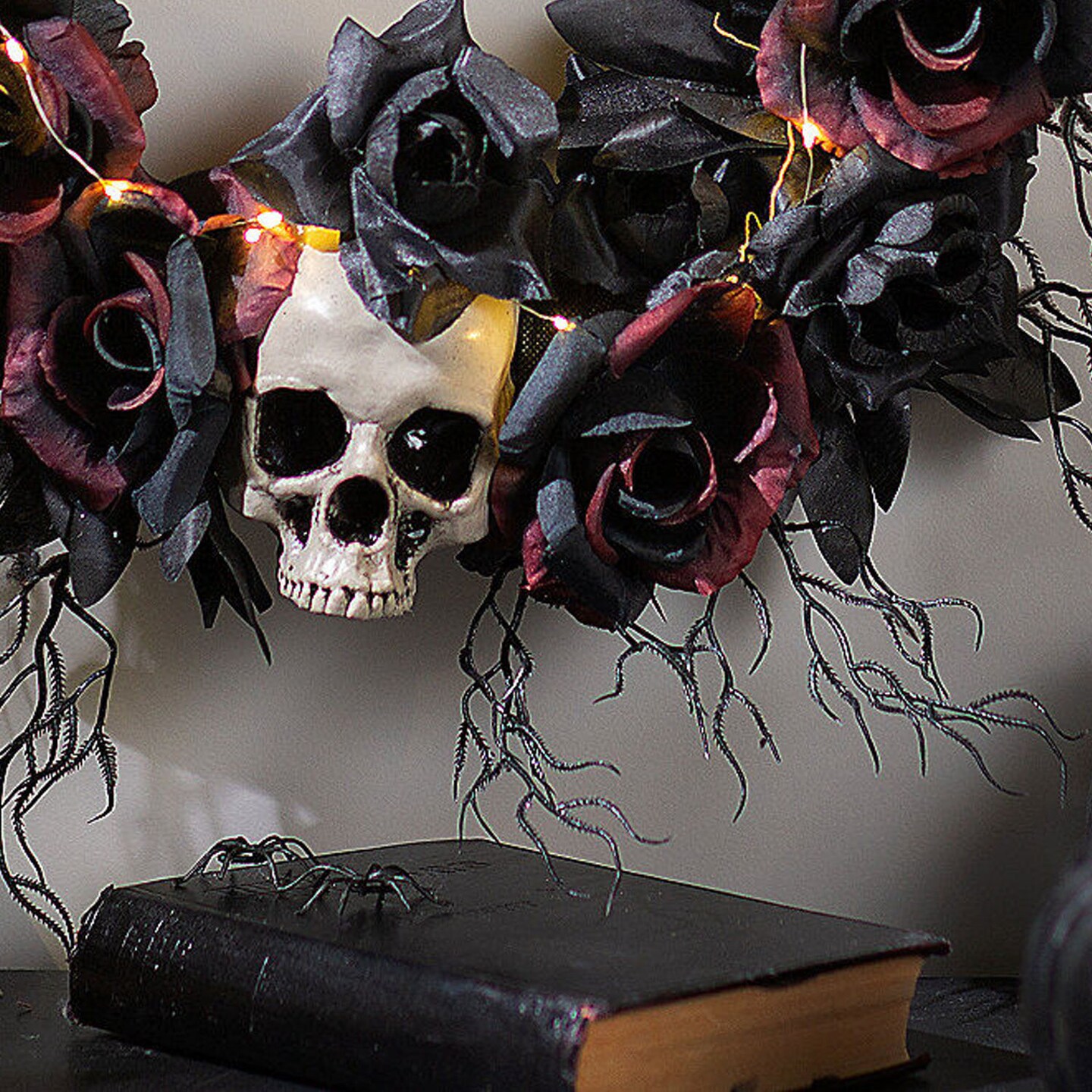 Light Up Dead Roses &#x26; Skull Halloween Wreath Decoration 23 1/2&#x22;