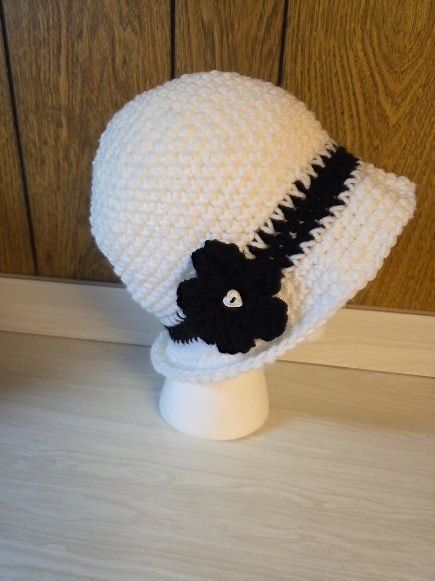 CUTE AND TRENDY WHITE AND BLACK HAND CROCHET BUCKET HAT  display picture 1