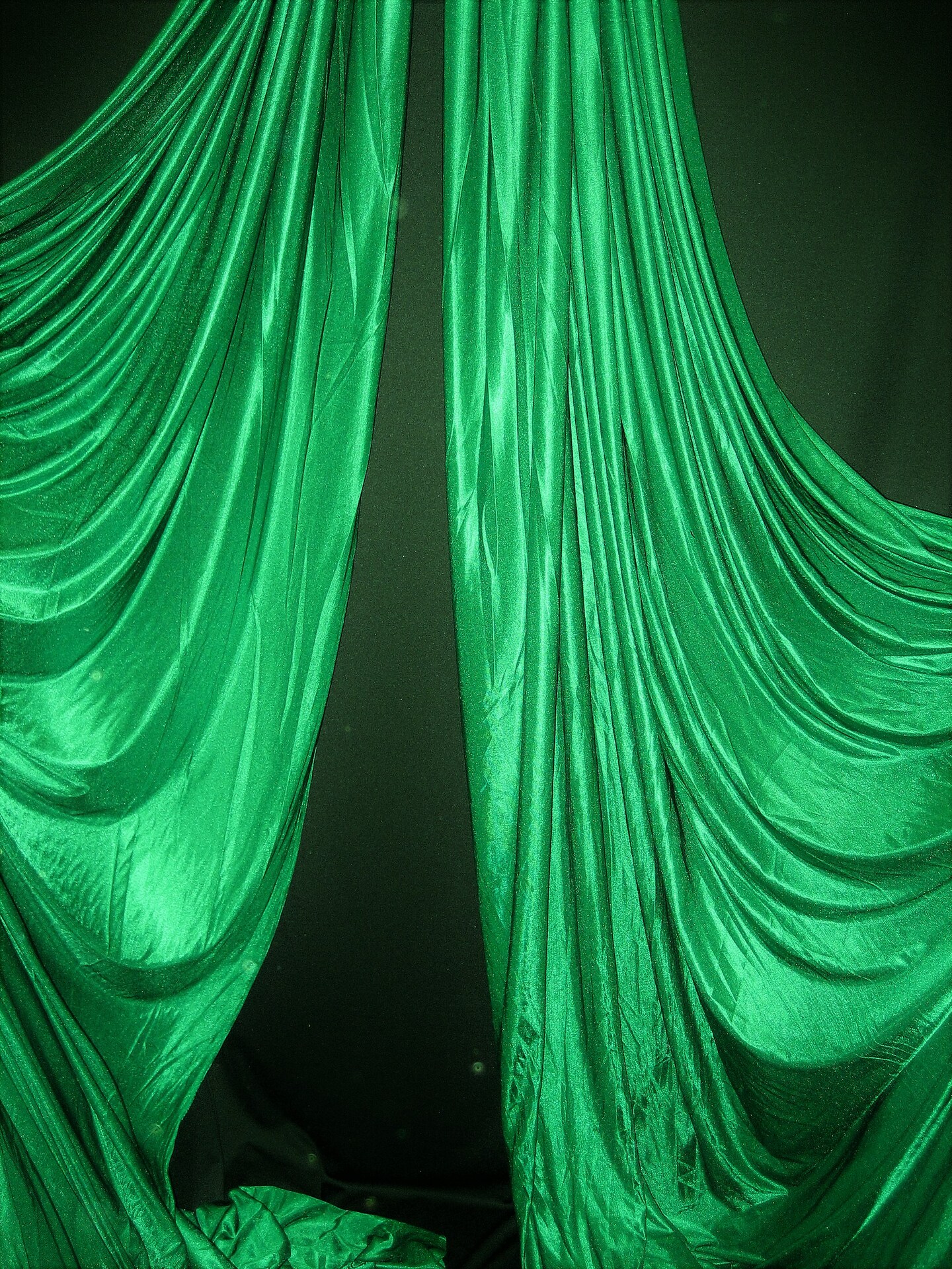 1 Yard Low Stretch Kelly Green Polyester Fabric For Aerial Silks Backdrops Crafts 108&#x2033;-120&#x2033; Wide