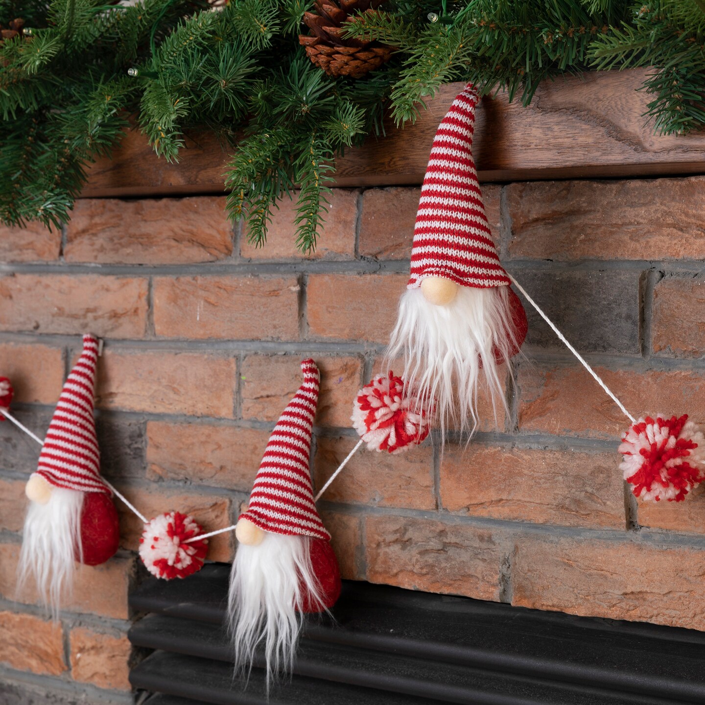 Set of 2 6&#x2018;&#x2019;L Red and White Fabric Christmas Gnome Garlands