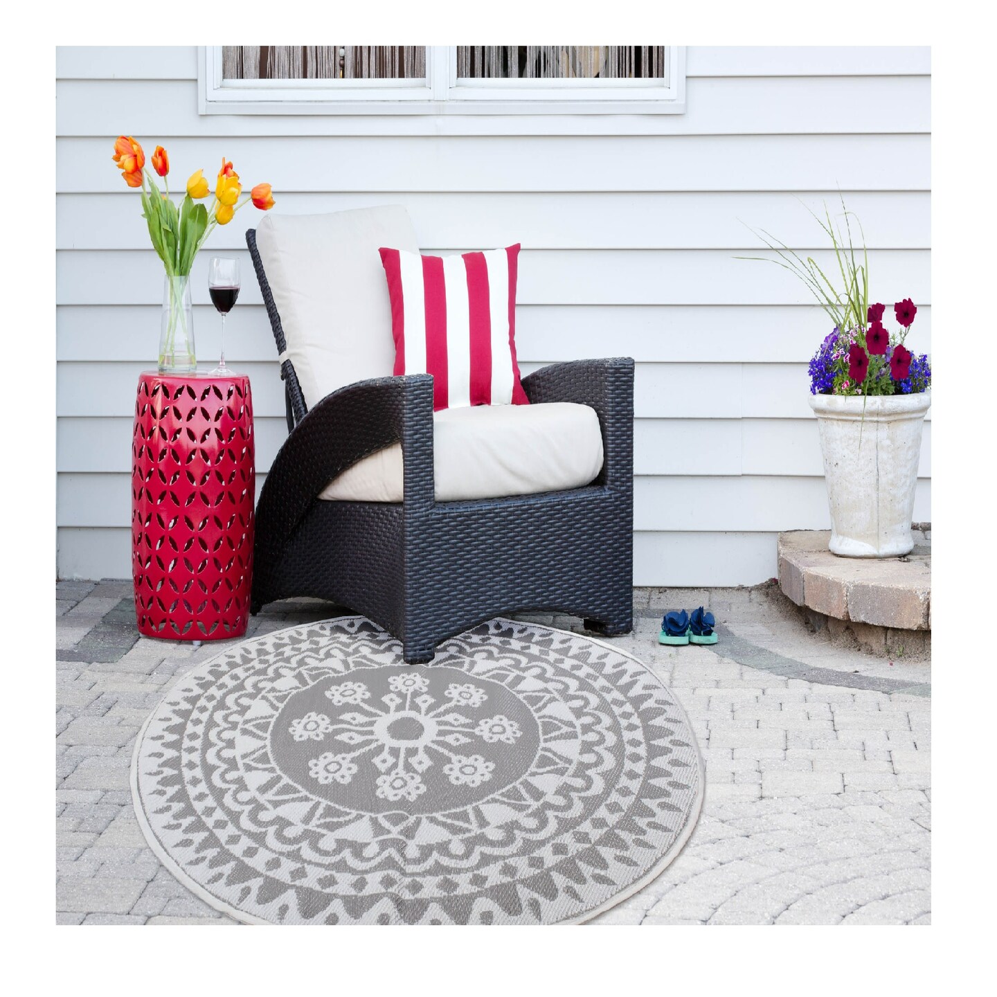 Contemporary Home Living 5&#x2019; Floral Reversible Round Indoor Outdoor Area Throw Rug - Taupe and Gray