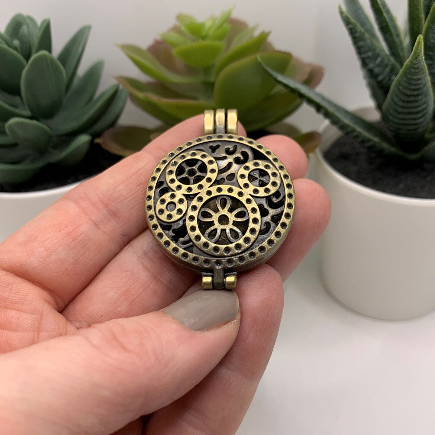 4 or 20 Pieces: Bronze Gear Aromatherapy Essential Oil Diffuser Lockets