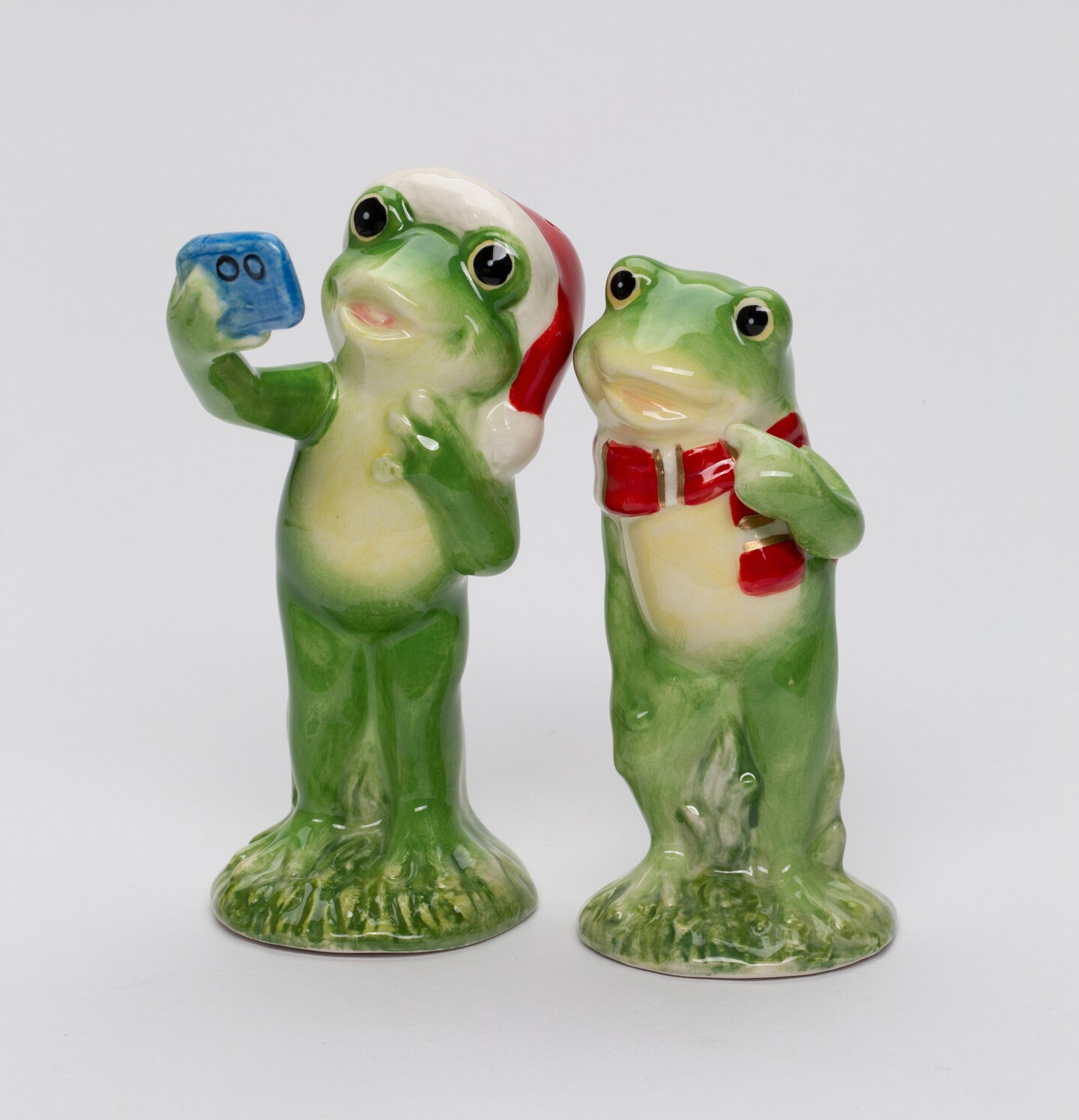 Ceramic Christmas Frog Couple Taking A Selfie Salt and Pepper Shakers, Home Décor, Gift for Her, Mom, Kitchen Décor, Christmas Décor