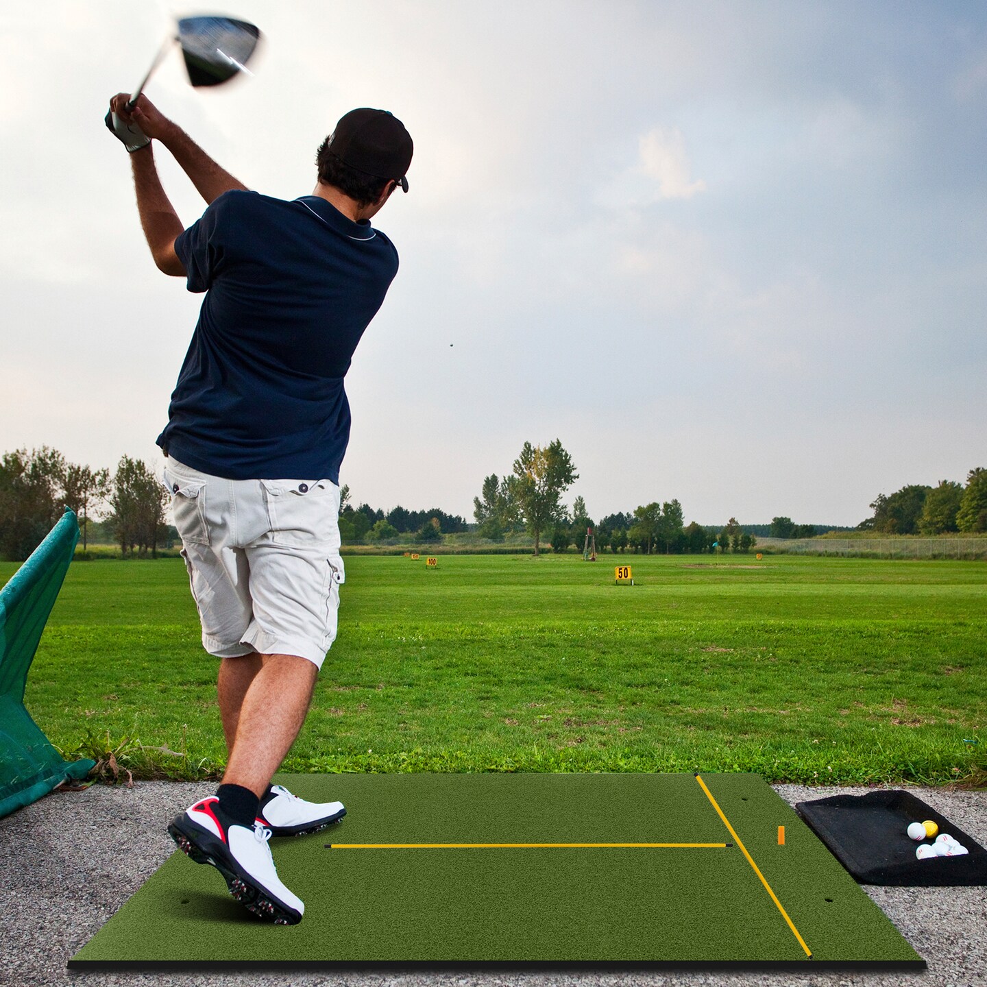 Artificial Turf Mat for Indoor and Outdoor Golf Practice Includes 2 Rubber Tees and 2 Alignment Sticks