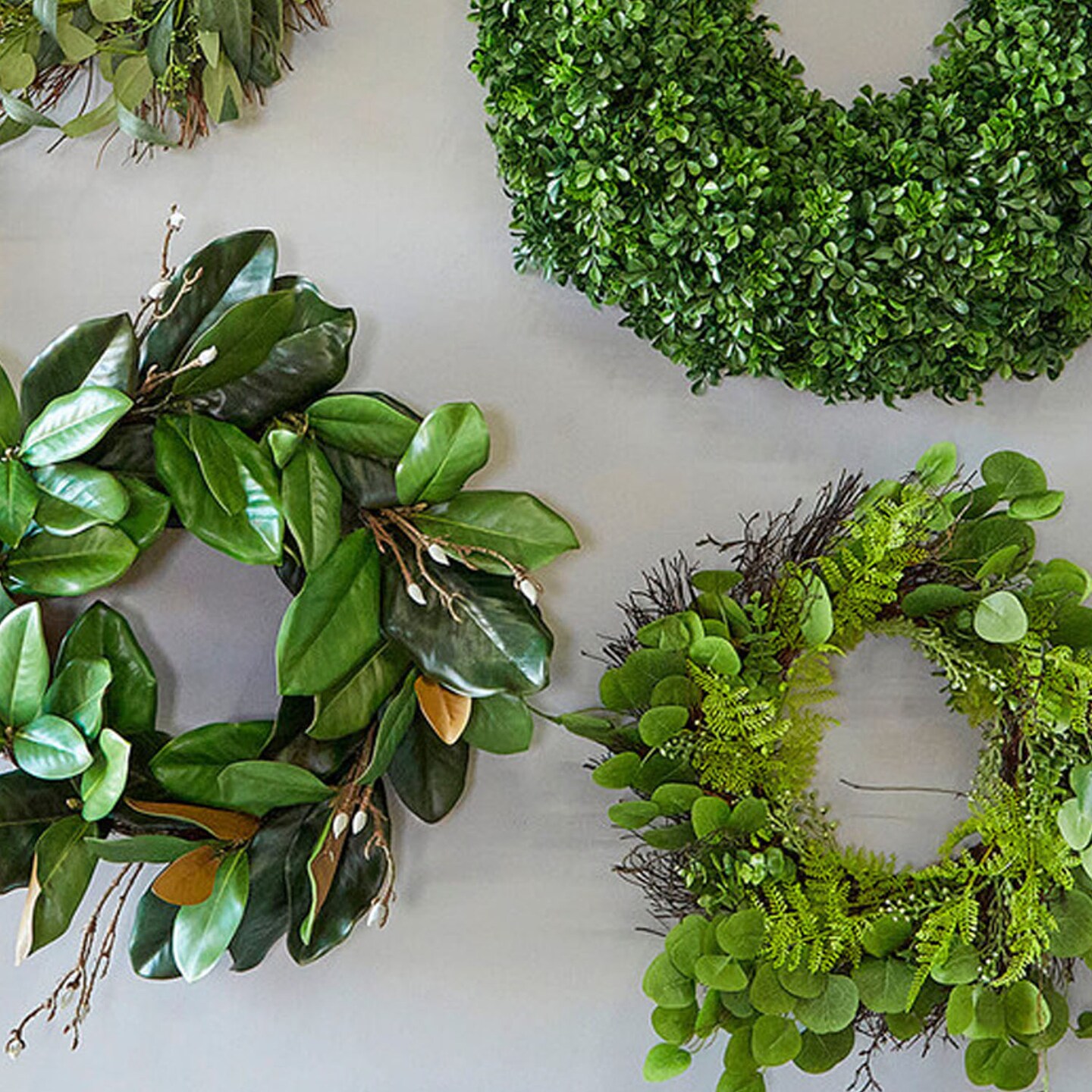 18" English Boxwood Wreath Classic Greenery Door & Wall Décor