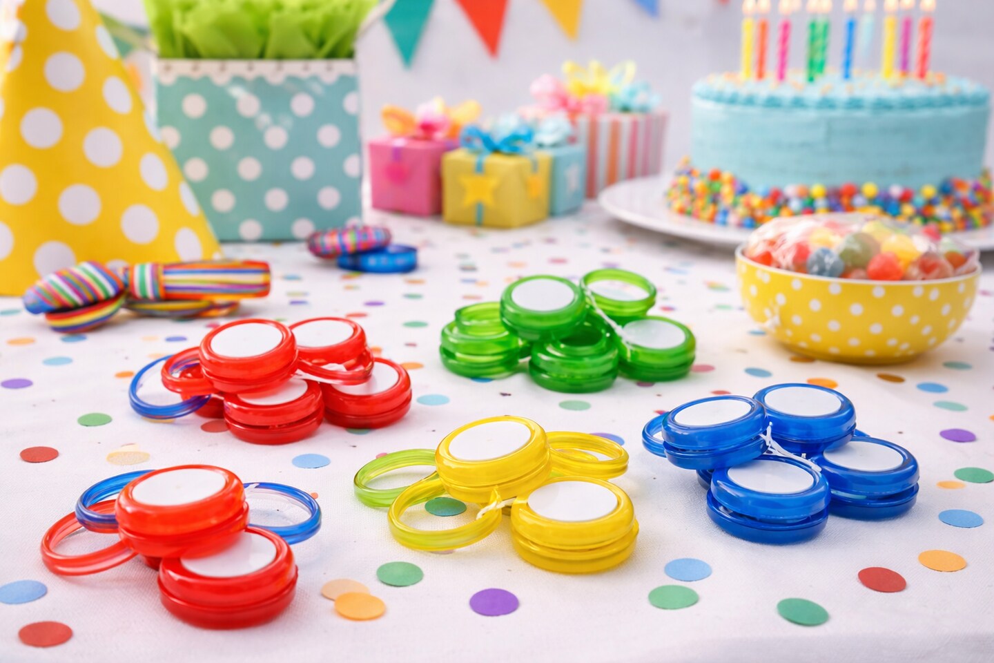 Mini Yo-Yos, 1.25 Inch, 12 Count – Classic Yo-Yo Toys for Classroom Rewards & Party Favors