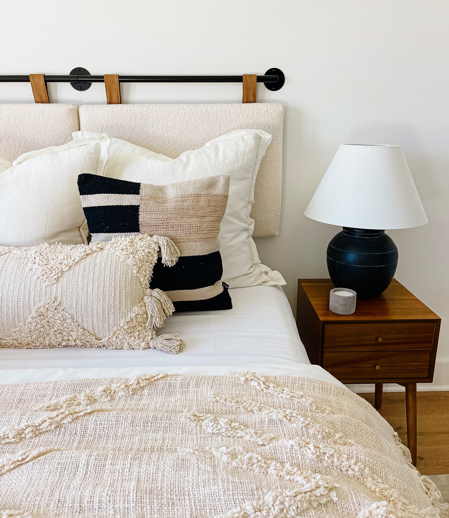 Handcrafted Bohemian Beige Tufted Throw Blanket with Tassels – Cozy & Chic