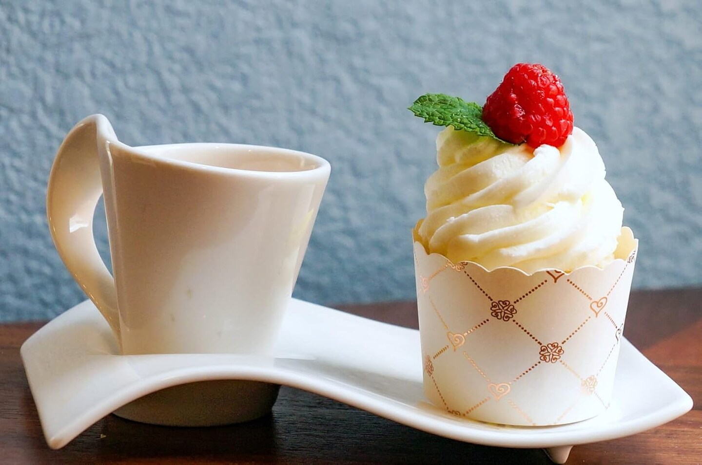 50-Pack Paper Baking Cups, Greaseproof Disposable Cupcake Muffin Liners (Large, Rose Gold Grid)