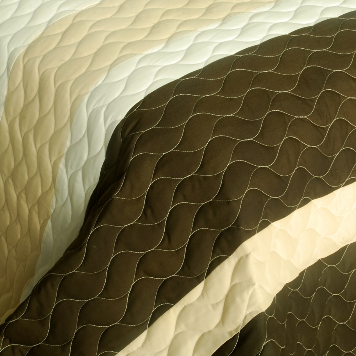 Full/Queen Handmade Quilt Set with 2 Shams, Vermicelli Quilted White/Brown