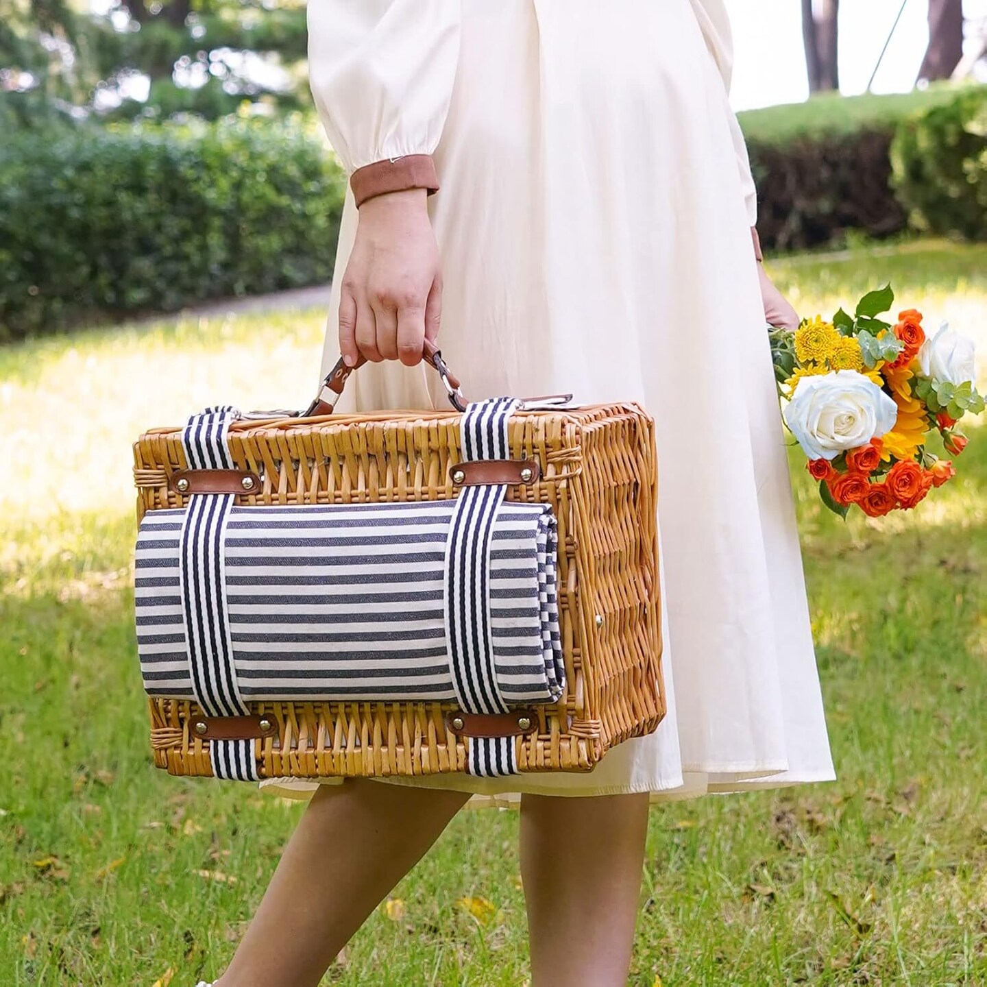 Wicker Picnic Basket Set for 4 Persons with Blanket,Handmade Willow Picnic Basket with Insulated Cooler &#x26; Cutlery Kit, Gift Basket