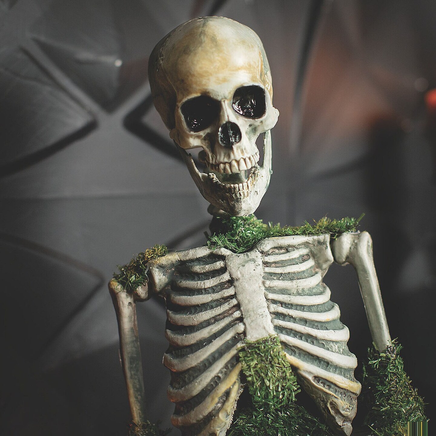 Animated Mossy Skeleton Tabletop Halloween Decoration Spooky Party Centerpiece Prop