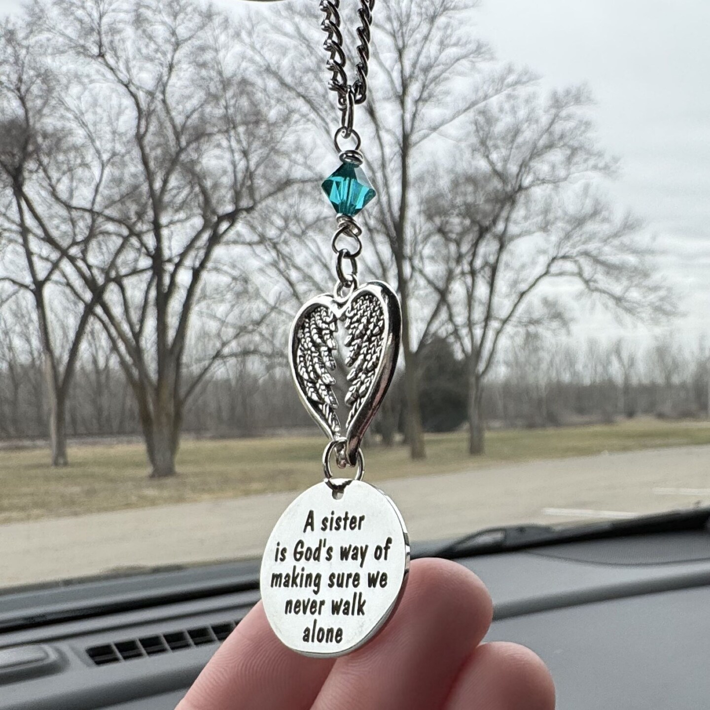 Portachiavi Per Sorella Con Frase 'A Sister Is God's Way Of Making Sure We Never Walk Alone' - Gioiello In Acciaio Inox Con Perla E Ali