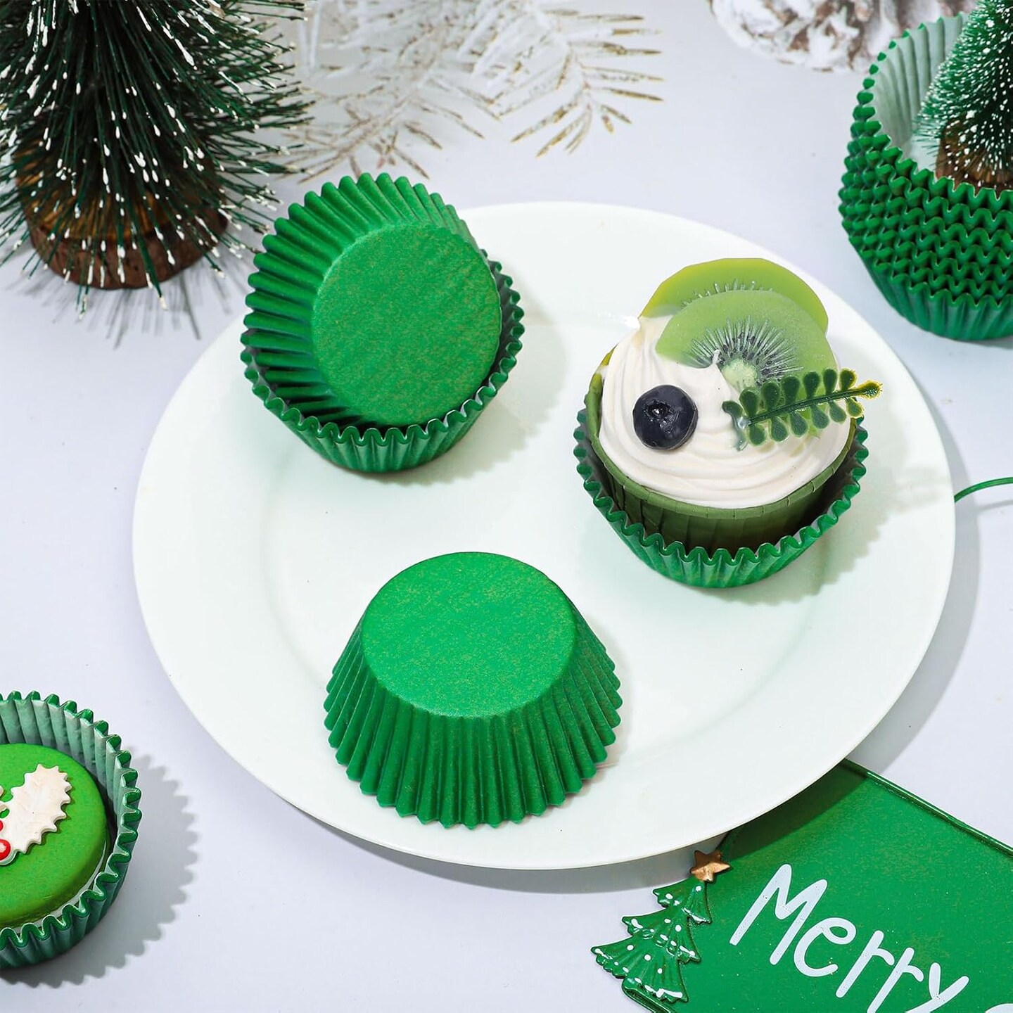 300Pcs Green Cupcake Liners Christmas Green Baking Cups Standard Muffin Cupcake Wrappers for Spring Xmas Holiday Party Supplies