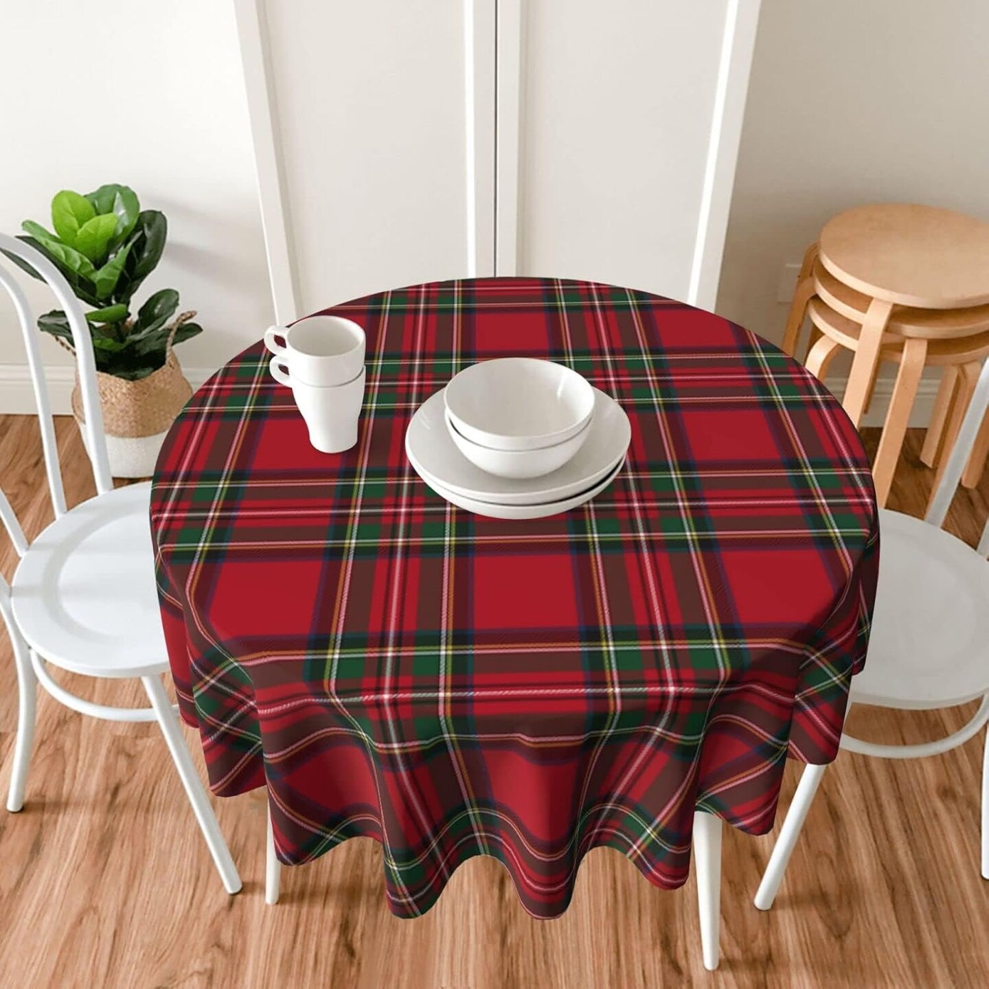 Checkered Christmas Tablecloth Round 70 Inch,Red Green Retro Plaid Table Cloth,Stain Resistance Polyester Winter Xmas Holiday Table Covers for Kitchen Dining,Small Tablecloth for Parties Picnic