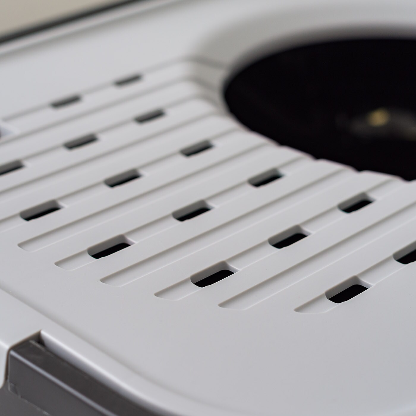 IRIS USA Top Entry Cat Litter Box with Litter Catching Lid, Privacy Walls and Scoop, Cat Pan