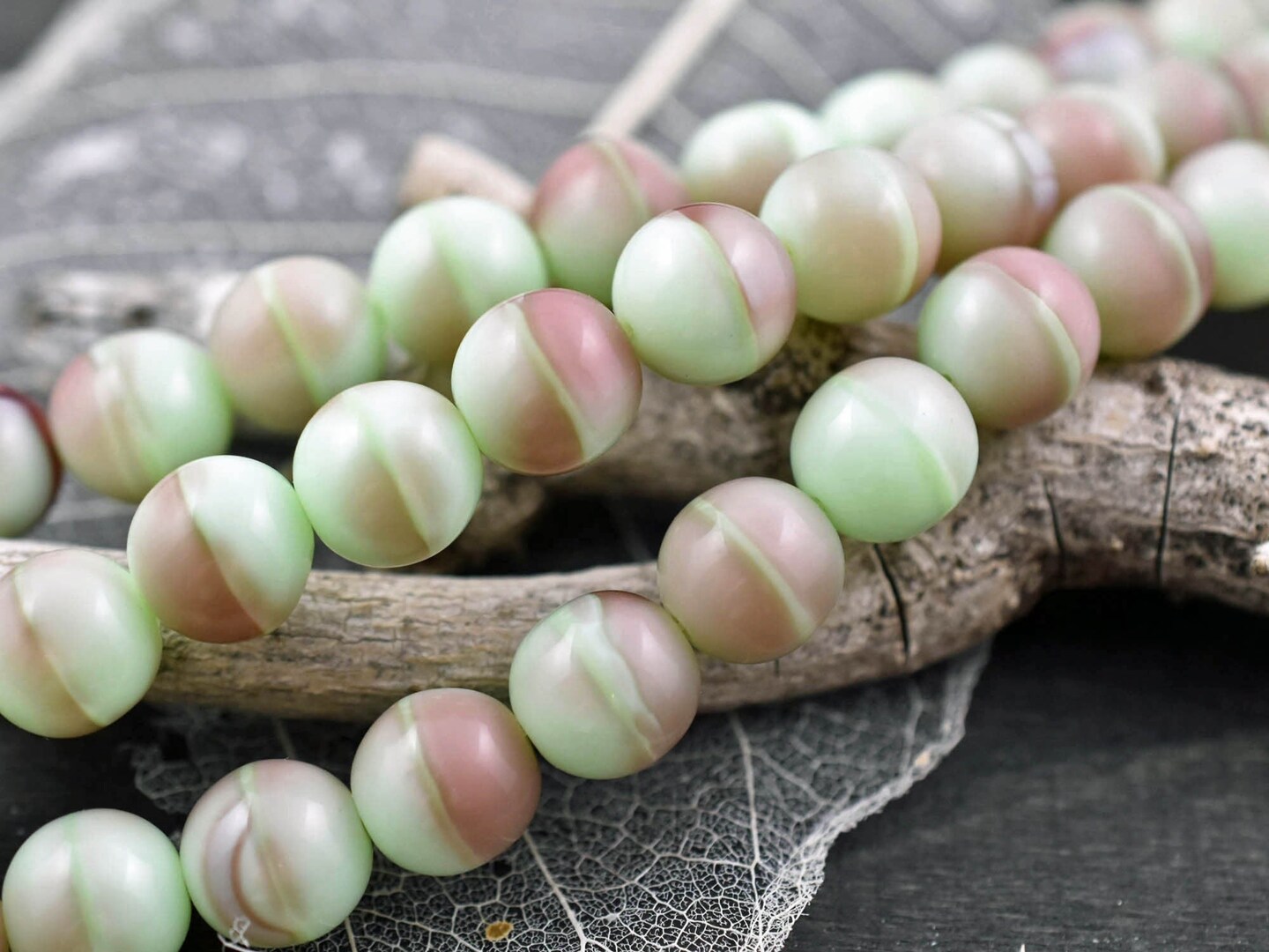 *15* 10mm Cranberry Mint Round Druk Beads