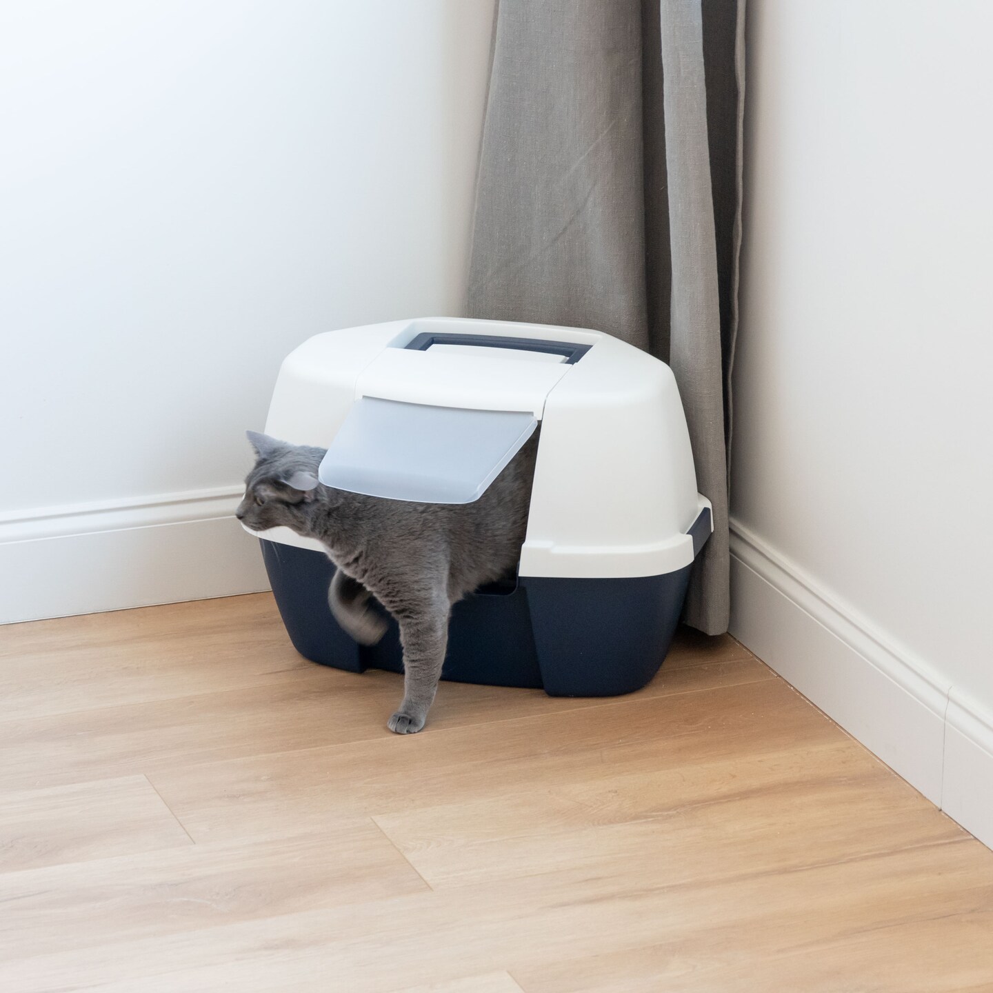 IRIS USA Large Hooded Corner Cat Litter Box with Scoop