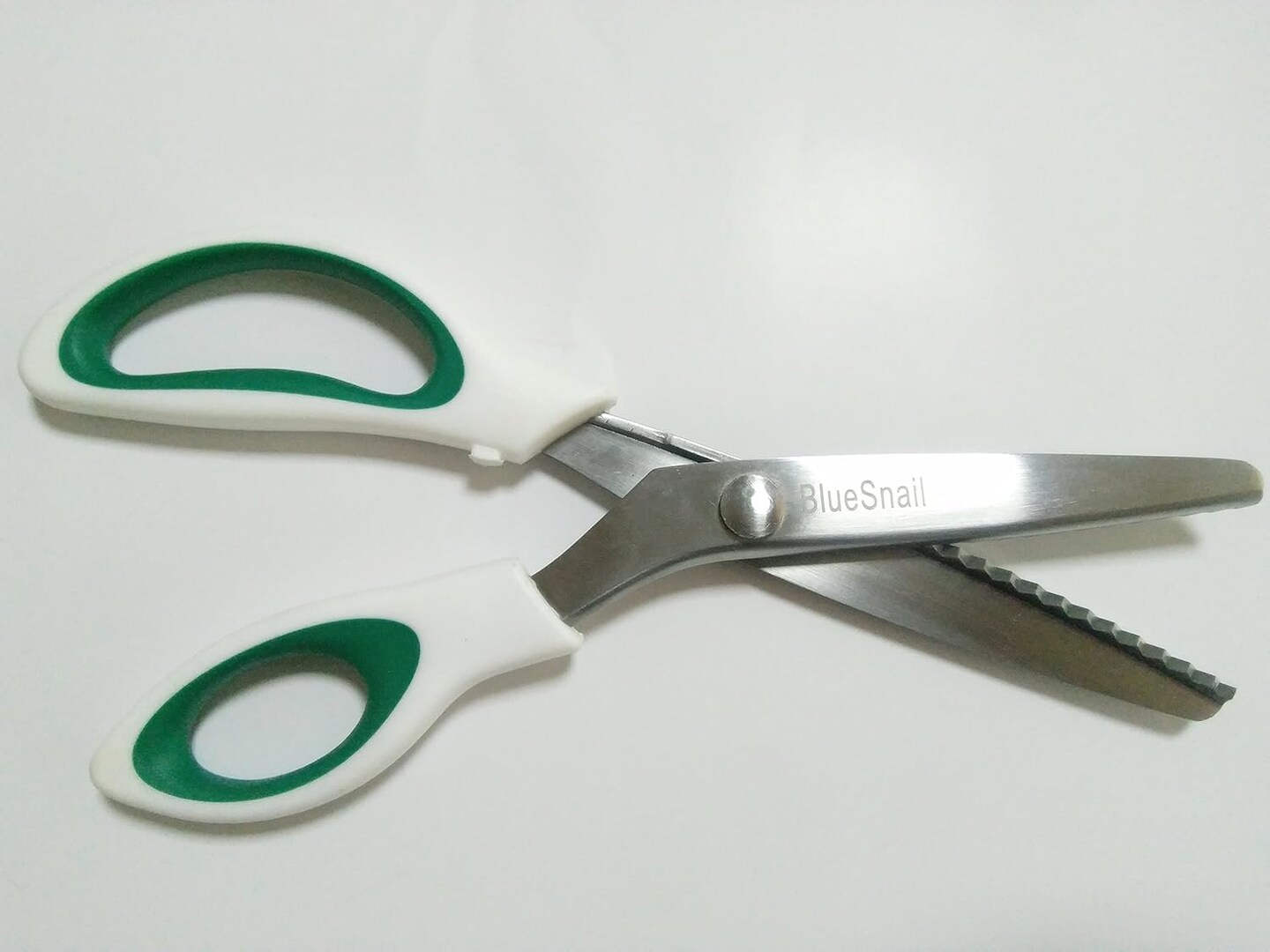 9.5" Stainless Steel Pinking Shears – Professional Zig Zag Fabric Scissors with Comfort Grip Handle for Sewing, Dressmaking, and Craft Cutting (Green)