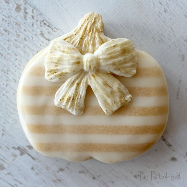 Bakell - Pale Gold Luster Dust (4g, 1x Pump) Edible Vegan Dust & Paint for Baking, Desserts and Beverages