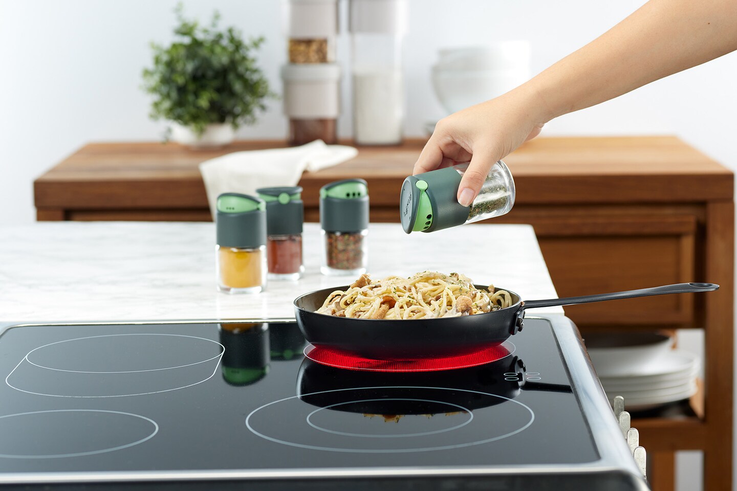 Lekue Spice Shaker with Dual Opening for Large and Small, Set of 4