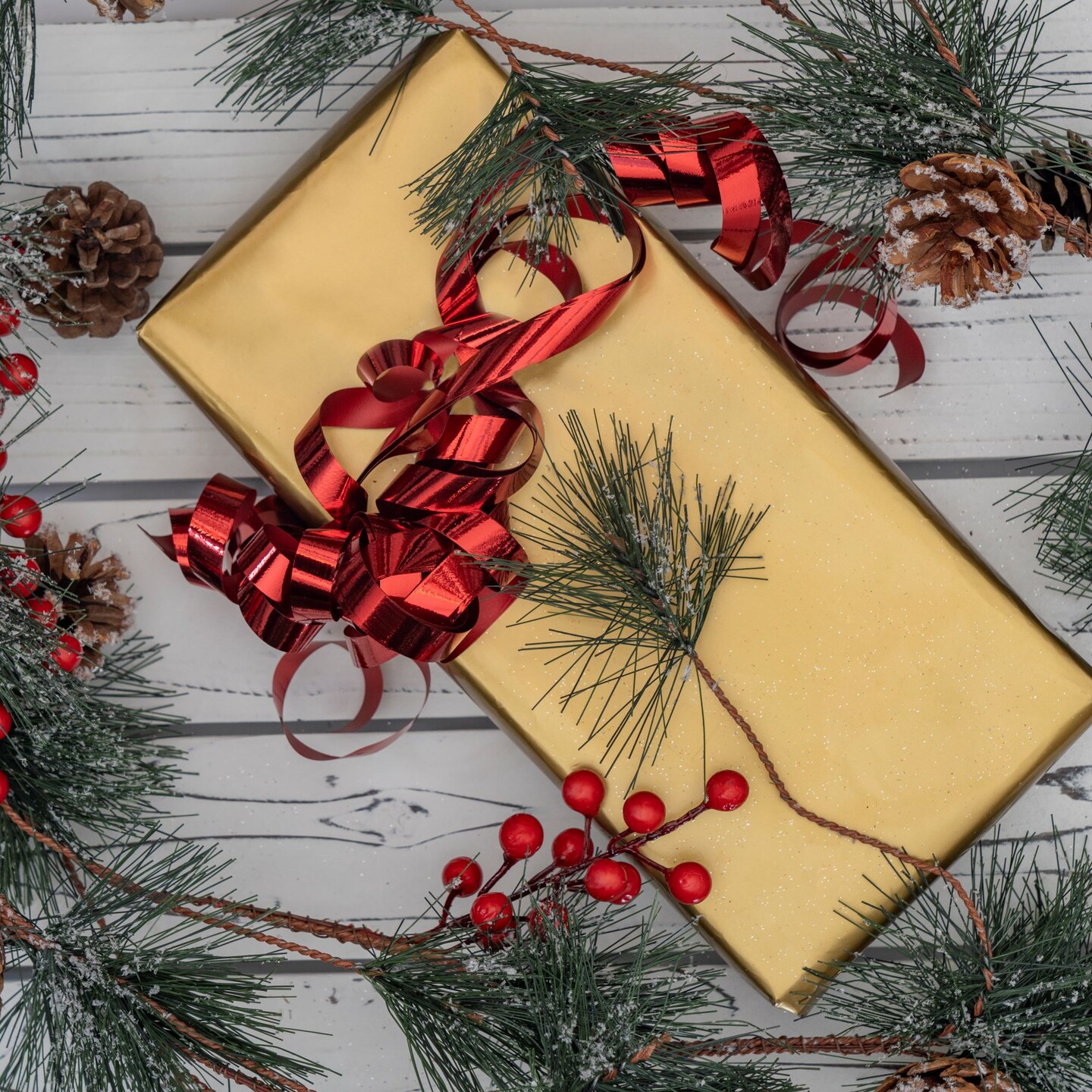 Ornativity Pine and Berries Garland - Pine Needles, Pinecone and Berry Rustic Xmas Holiday Decor Christmas Tree Natural Garland Decorations – 6 Ft (4 Pack)