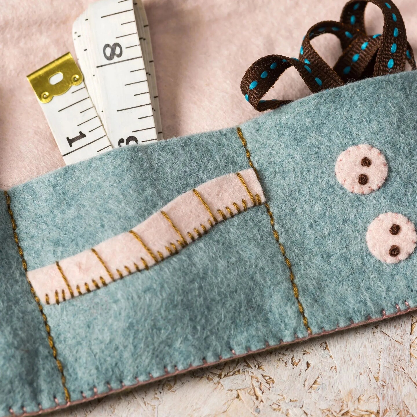 Sewing Roll from Felt Craft Kit SEWRL1O