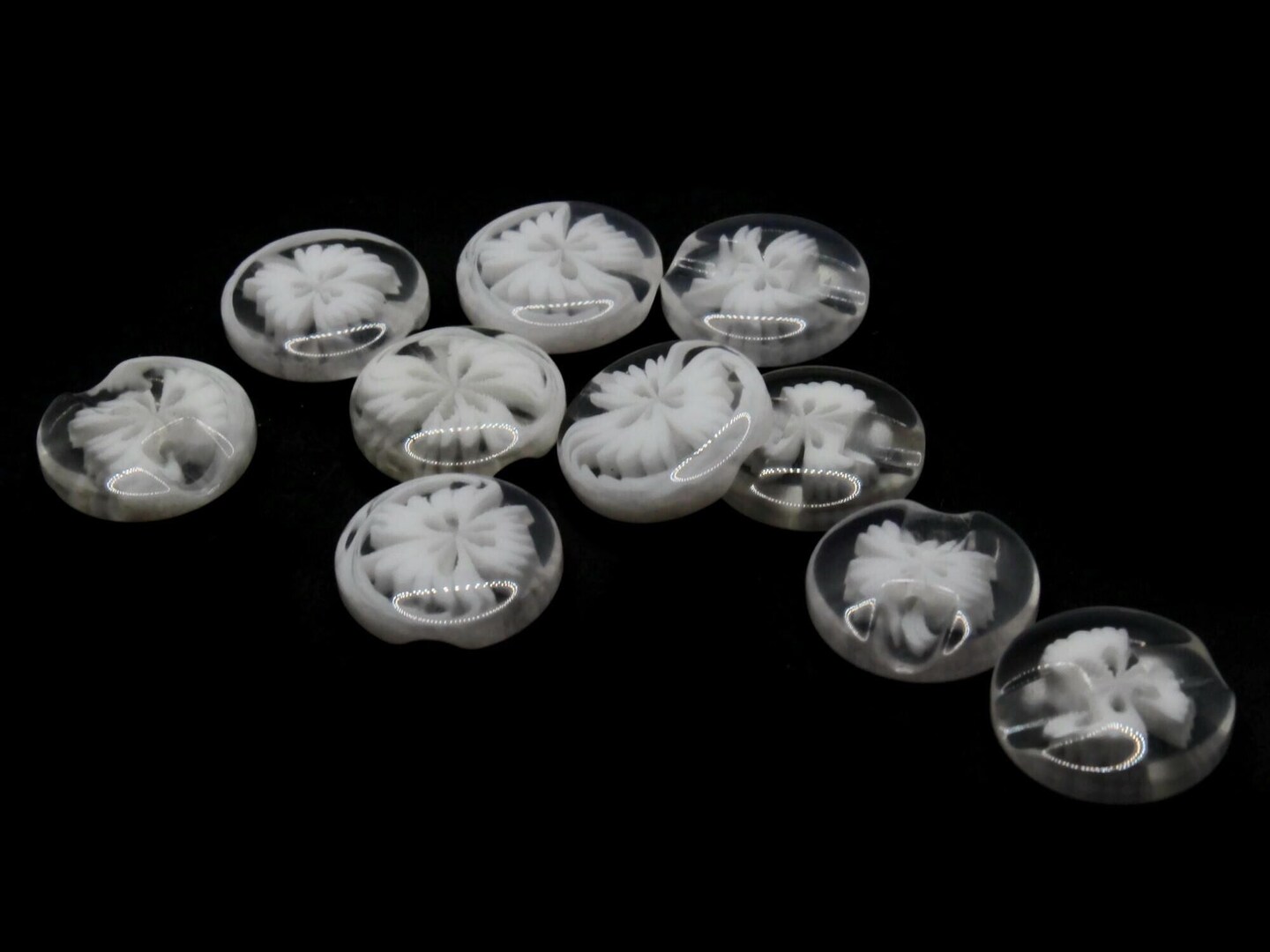 10 14mm Flat Round White Plastic Flower Buttons