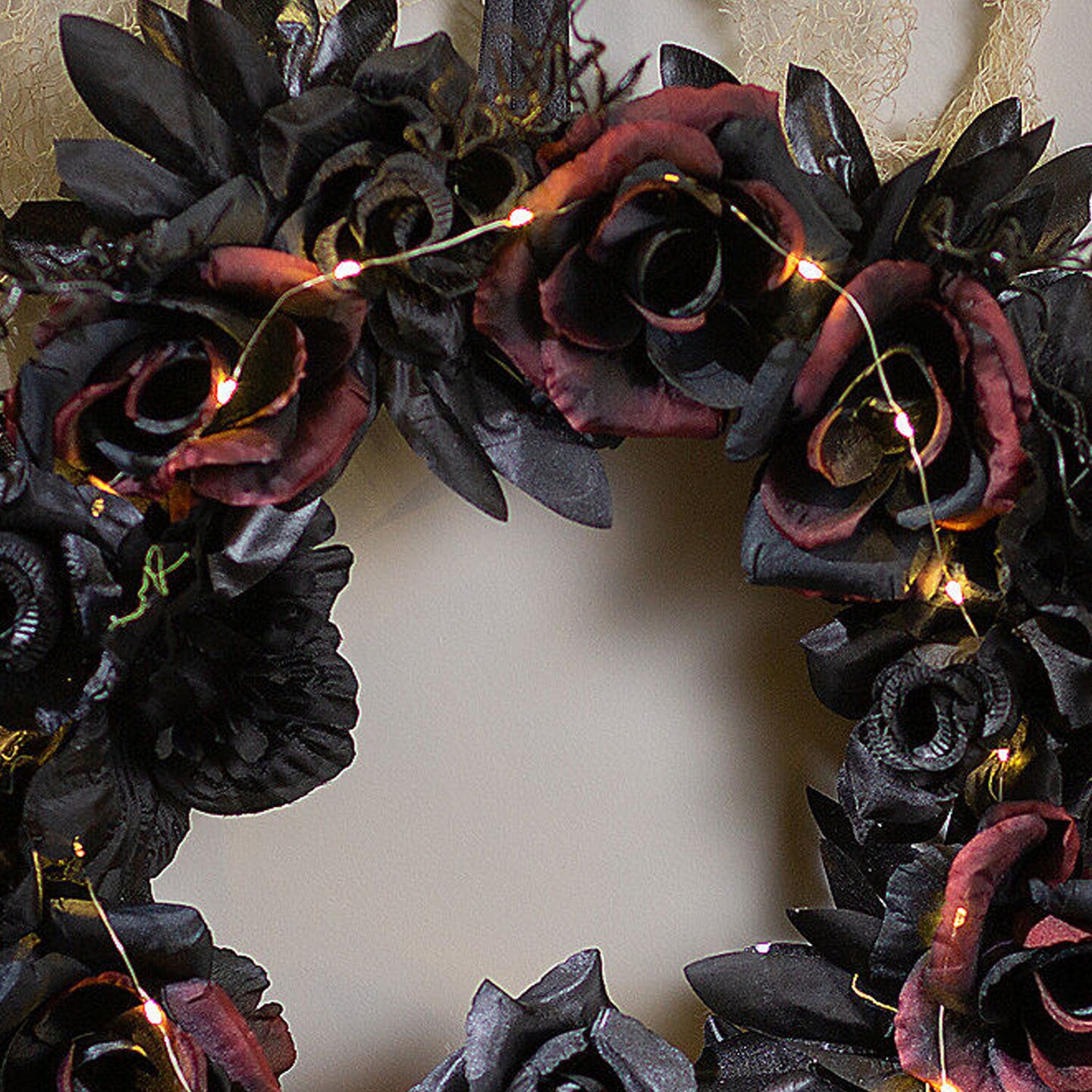 Light Up Dead Roses &#x26; Skull Halloween Wreath Decoration 23 1/2&#x22;