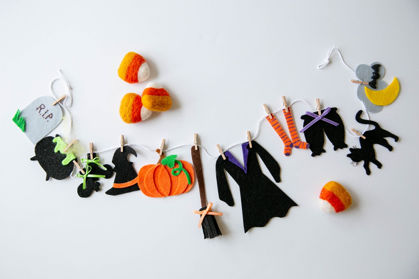 Halloween Witch Clothesline Banner – Felt Garlands With Wooden Clips & Rope | Hanging Decor For Fireplace, Porch