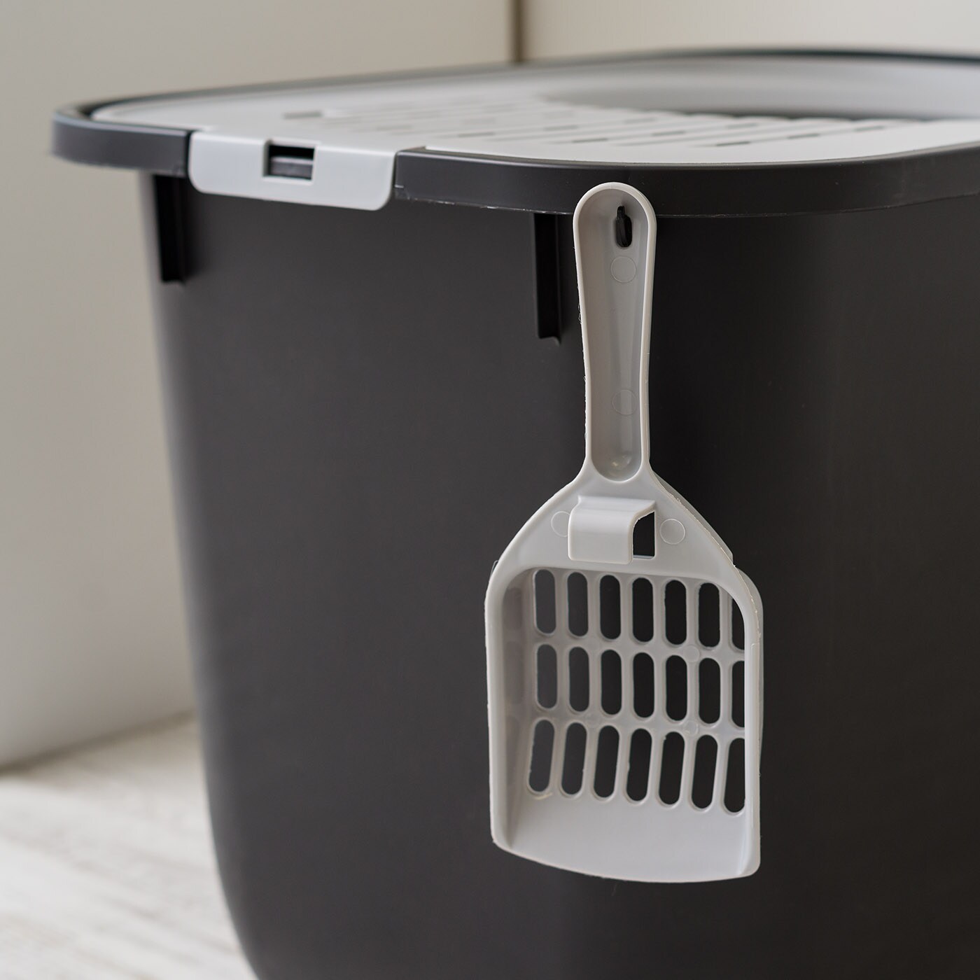 IRIS USA Top Entry Cat Litter Box with Litter Catching Lid, Privacy Walls and Scoop, Cat Pan