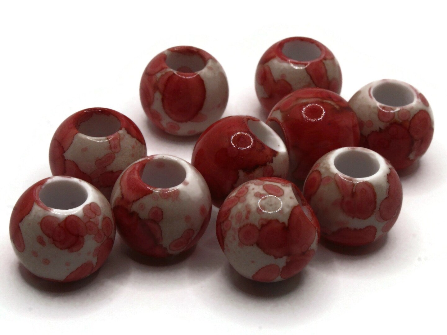 10 20mm Large Hole Macrame White and Red Spatter Paint Round Plastic Beads