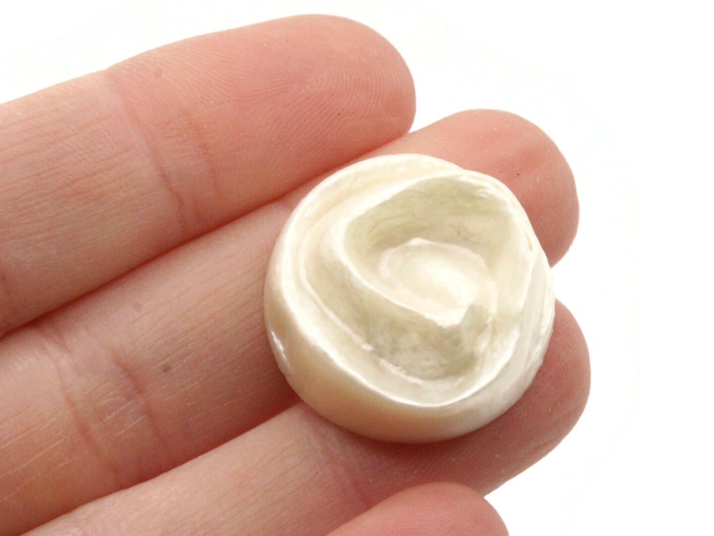 5 23mm Vintage Off White Flower Plastic Shank Buttons