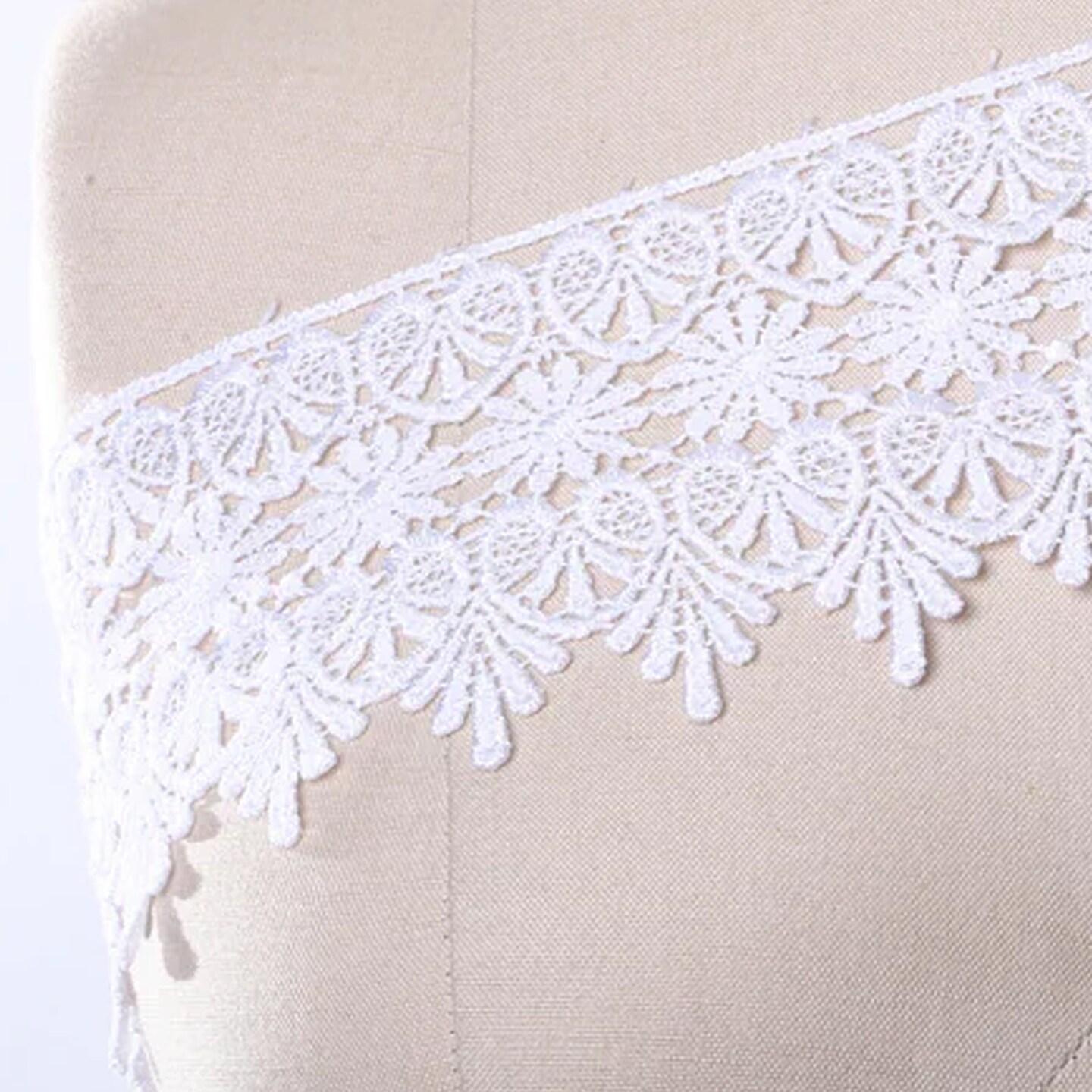 1 Yard Fabienne&#x27;s Ivory Venice Lace Trim With Flowers Hearts And Leaves 4&#x22; Wide