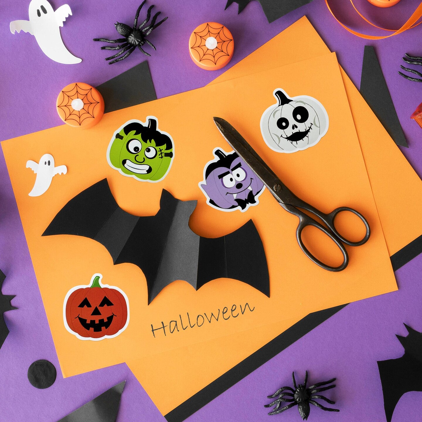 Wrapables Halloween Sticker Roll, Holiday Stickers for Sealing Cards, Envelopes, Gift Boxes, Festive Party Favors (500pcs), Assorted