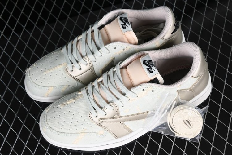 Nike SB Dunks Low “Shiny Gold ” Travis Scott