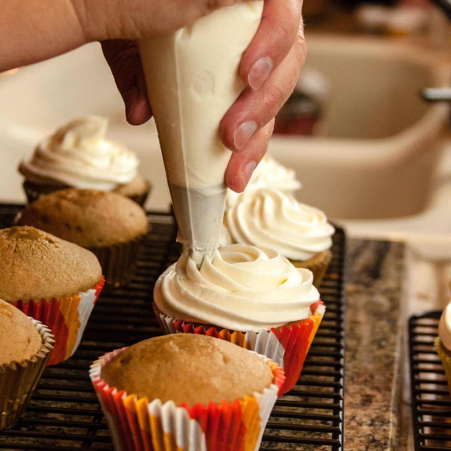 Piping Bags 100PCS &#x26; 16 Inches Tipless Piping Bags, Extra Thick Pastry Bags Disposable, Non-Slip Icing Piping Bags Disposable Design, Cake Decoration.