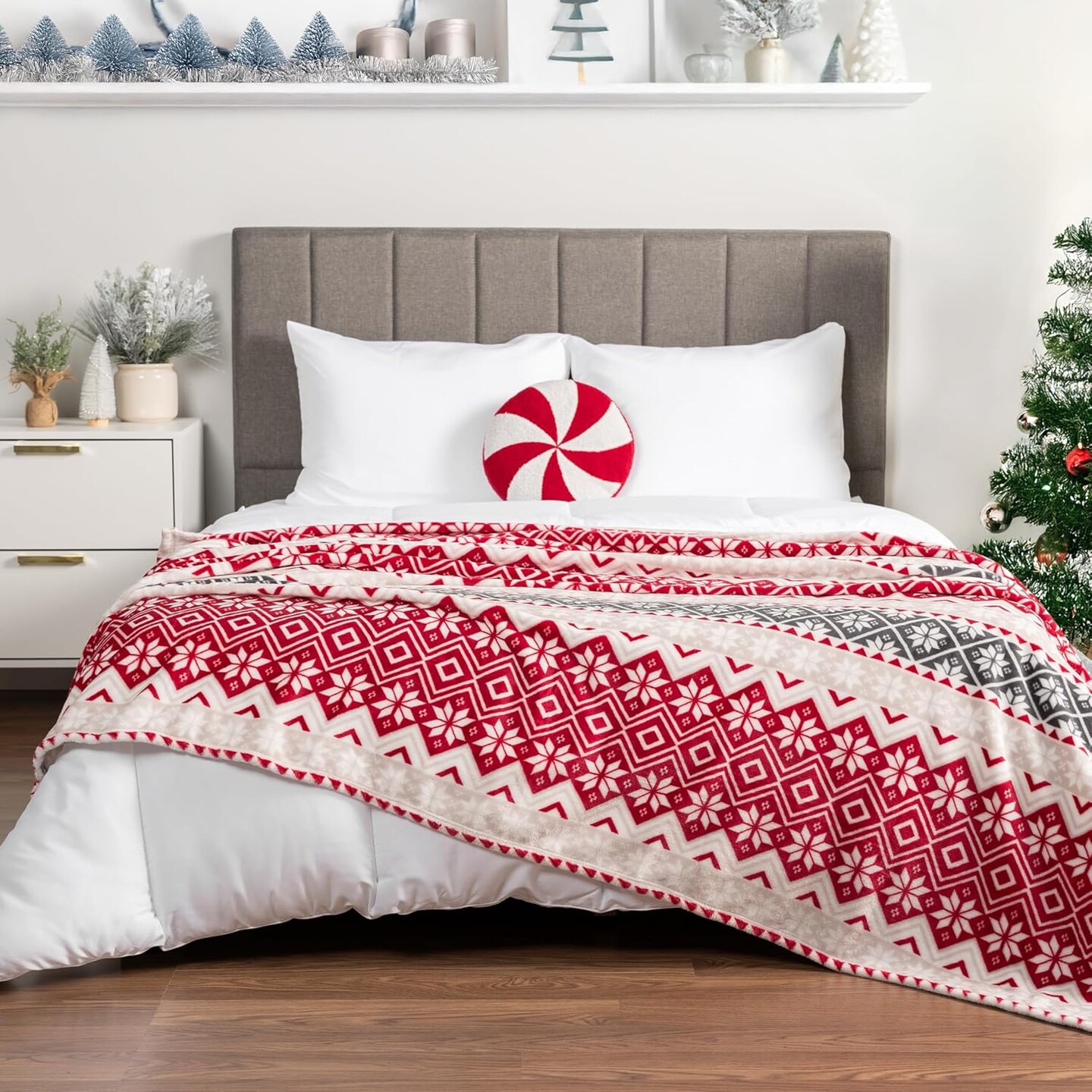 Christmas Throw Blanket | Holiday Christmas Red Fleece Blanket | Soft, Plush, Warm Winter Cabin Throw, 50x60 (Red Snowflakes)