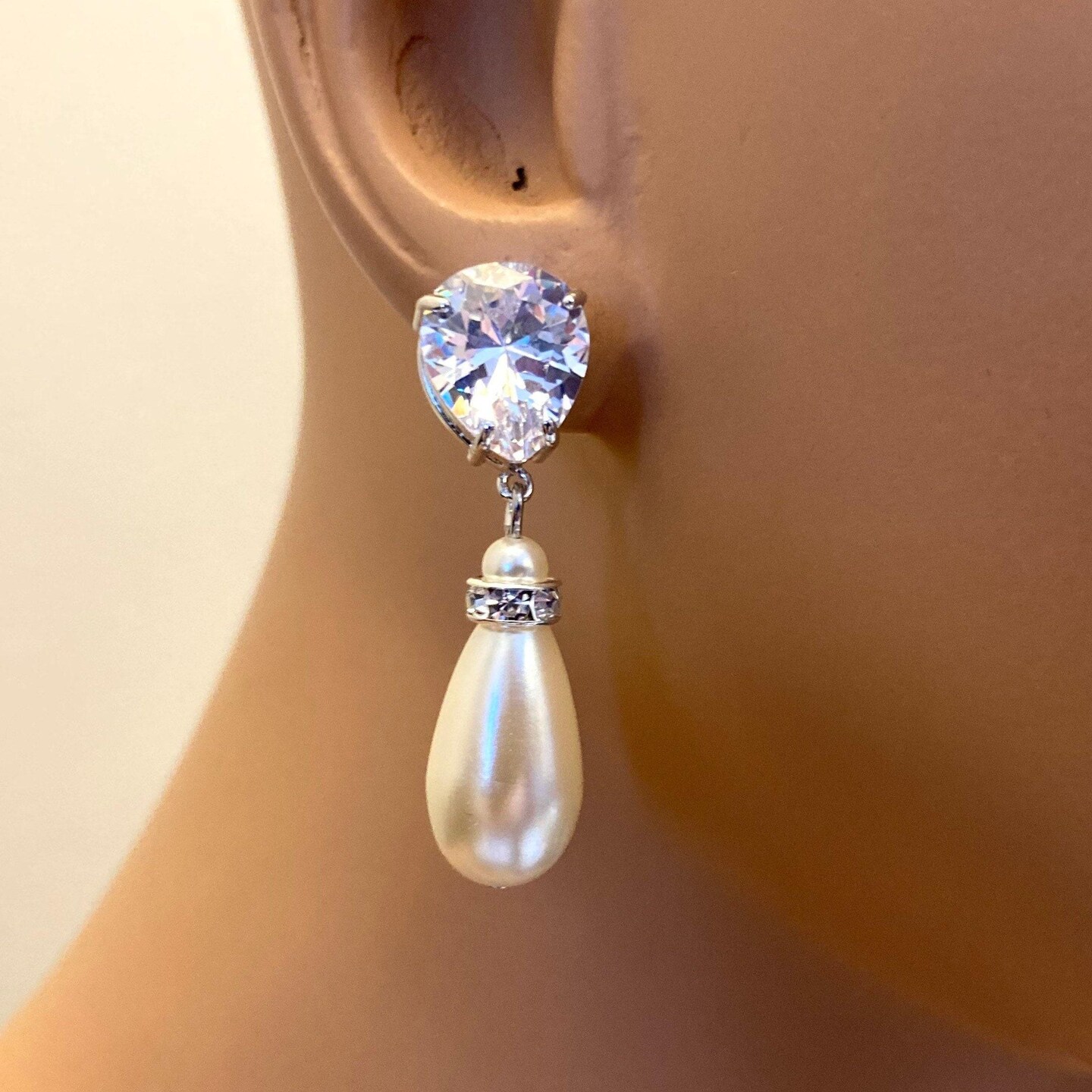 ★人氣★LOVE ME MONSTER★Great Pearl Ribbon Earrings [Ivory] Pearl Ribbon Earrings – Sculpted Bow & Natural Pearl Drops