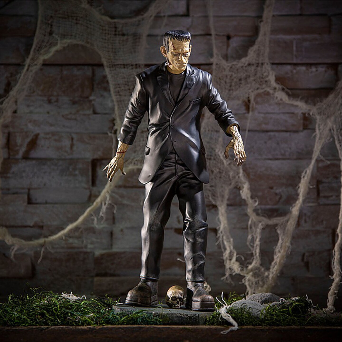 Universal Classic Monsters Frankenstein 15 Inch Collectors Resin Statue