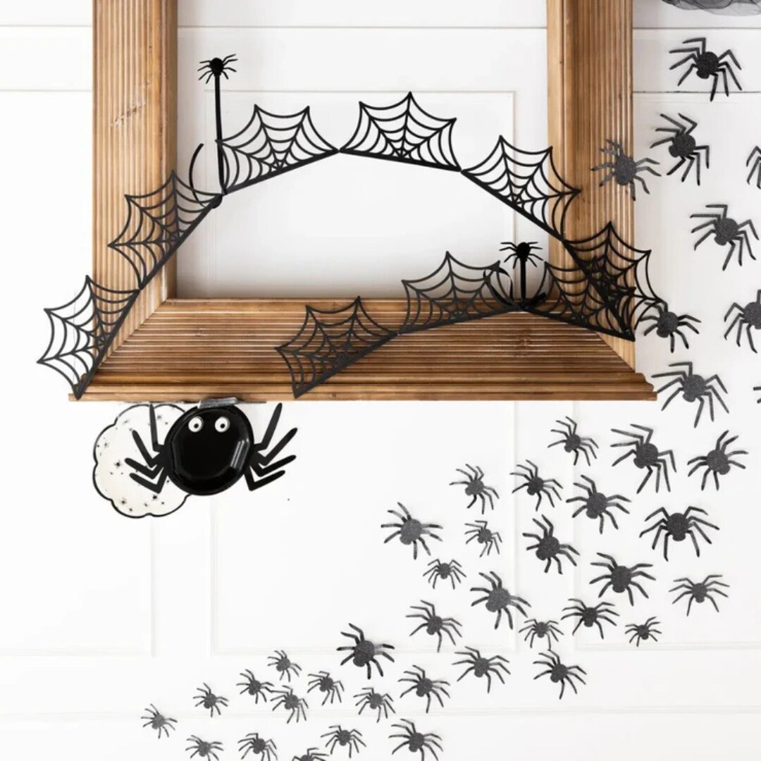 Halloween Spider Scallop Plates 9&#x22; Disposable Party Plates for Snacks, Dinners &#x26; Spooky Celebrations